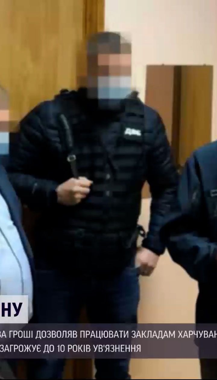 Новости Украины: полицейскому, который позволял игнорировать карантин, грозит до 10 лет тюрьмы