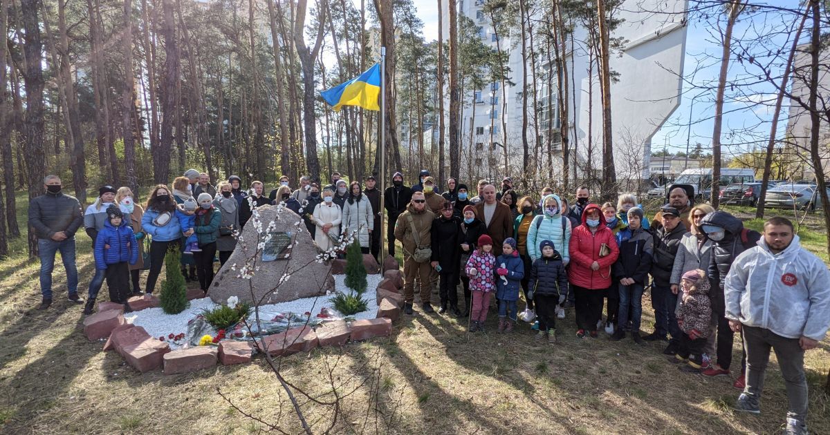 Спасти парк: киевляне отбили лес на Жмаченко, 20, у застройщика и установили памятный знак погибшему бойцу АТО