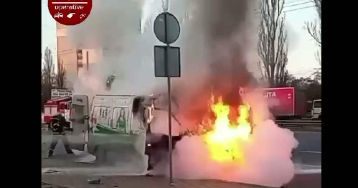 В Киеве посреди дороги загорелся микроавтобус