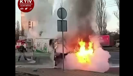 В Киеве посреди дороги загорелся микроавтобус