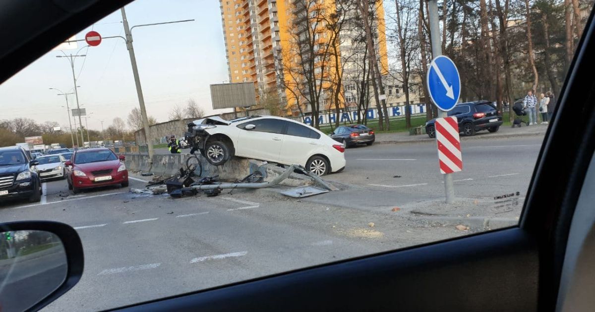 У Києві внаслідок серйозної ДТП автівка влетіла у бетонний відбійник (фото, відео)