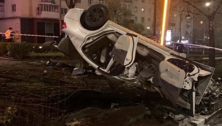 Смертельна автотроща: в центрі Києва іномарка влетіла у дерево, протаранила стовп і перекинулася