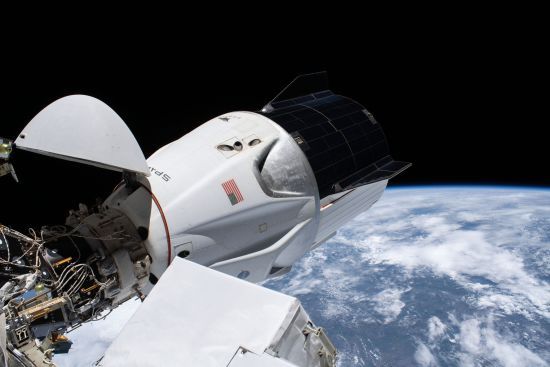 Астронавти на кораблі Crew Dragon успішно повернулися з космосу на Землю