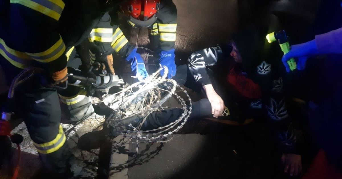 Заплутався у колючих дротах і застряг у Великодню ніч: у Києві рятувальники визволяли з "пастки" чоловіка