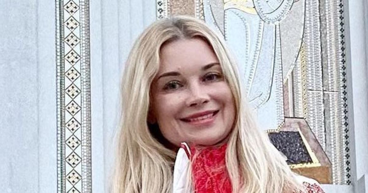 В вышиванке и плиссированной юбке: Лидия Таран с дочкой сходила в церковь