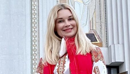 В вышиванке и плиссированной юбке: Лидия Таран с дочкой сходила в церковь