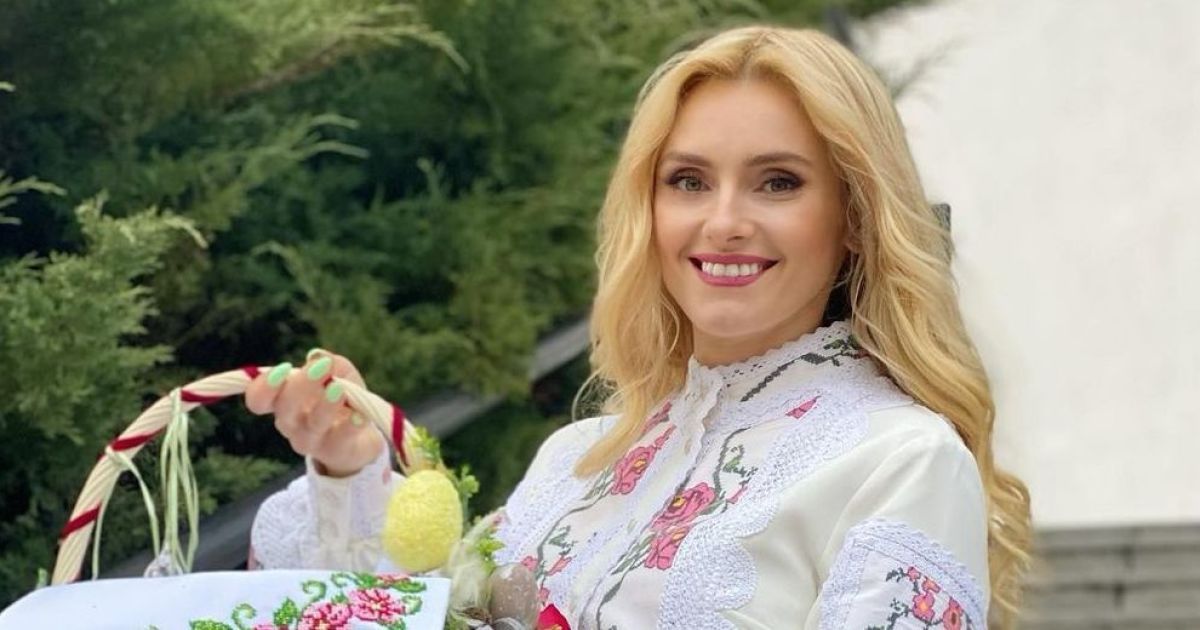 В вышиванке с розовыми цветами и кружевом: пасхальный образ Ирины Федишин