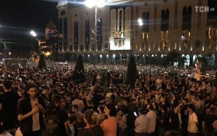 В центре Тбилиси снова тысячи людей собрались на антироссийский митинг