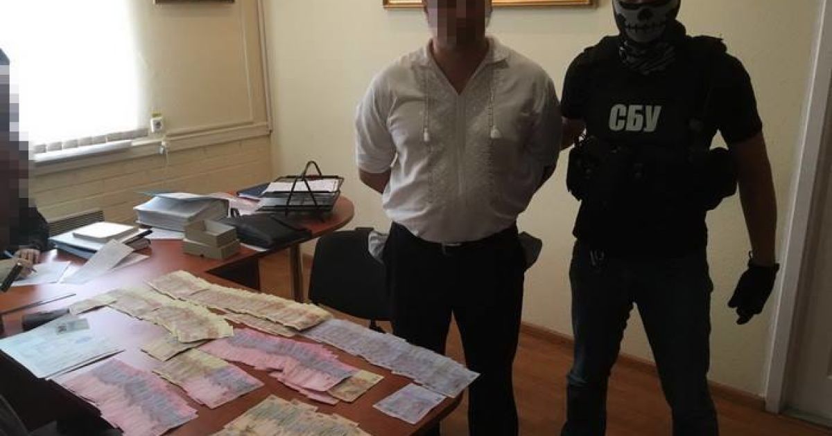 В Киеве начальник территориального сервисного центра МВД требовал у беременной на 9 месяце взятку в 10 тысяч