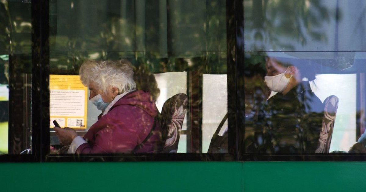 Несмотря на "красную" зону, в Нежине возобновят работу общественного транспорта и учреждений образования