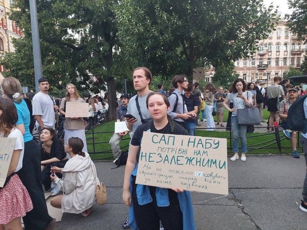 В Киеве, Львове и Днепре проходят митинги против закона по САП и НАБУ (фото)