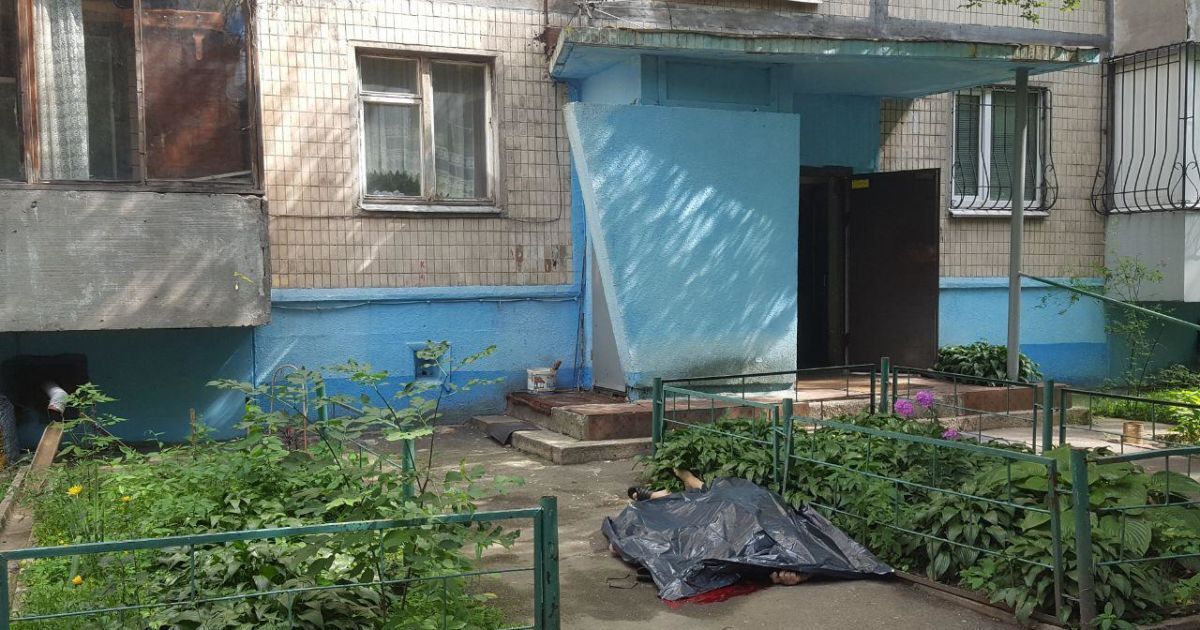 В Киеве мужчина выпал из окна шестого этажа