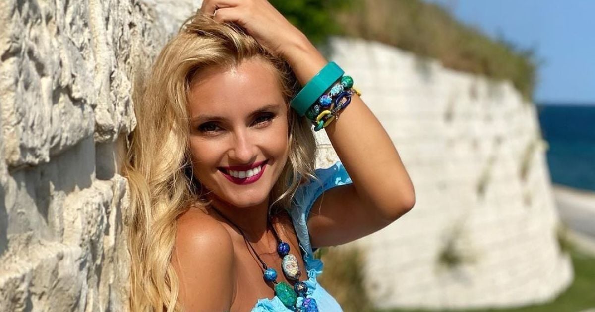 Стройная Ирина Федишин в бикини сексуально позировала на камнях в море