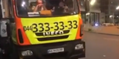 В центре Киева водитель эвакуатора подрезал BMW и открыл огонь