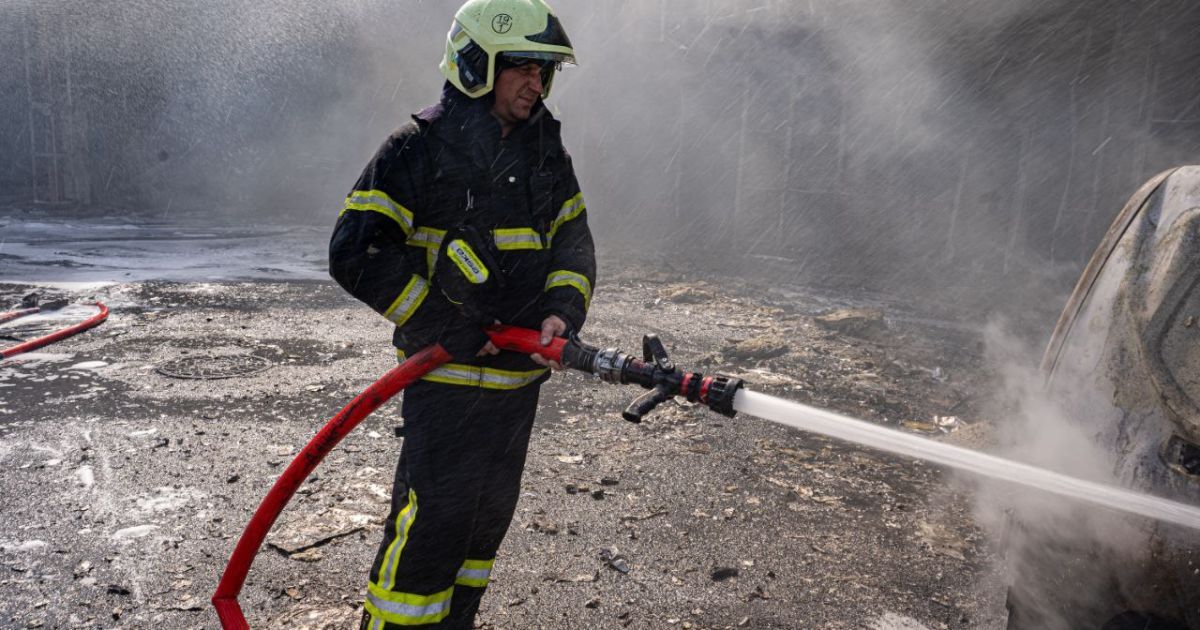 Рятувальники ліквідували масштабну пожежу на АЗС у Деснянському районі Києва / © ДСНС