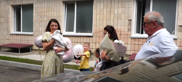 Родина зустрічає Антоніну з пологового, поки чоловік інтернований в Туреччині
