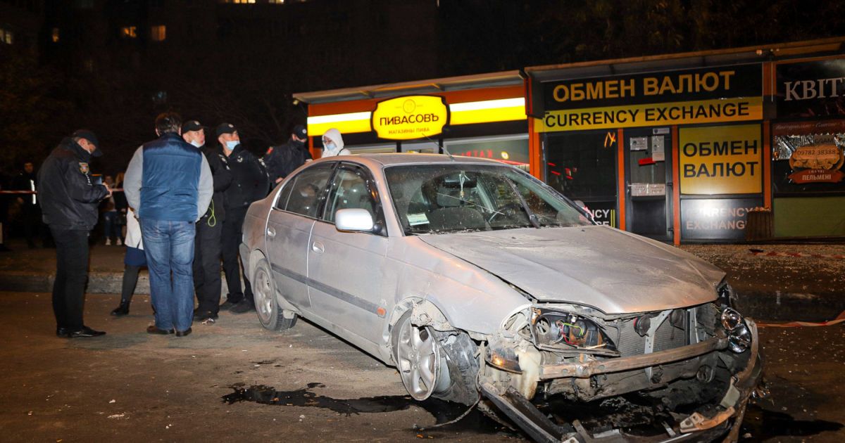 В Одесі автівка влетіла в зупинку_1 / © Думская