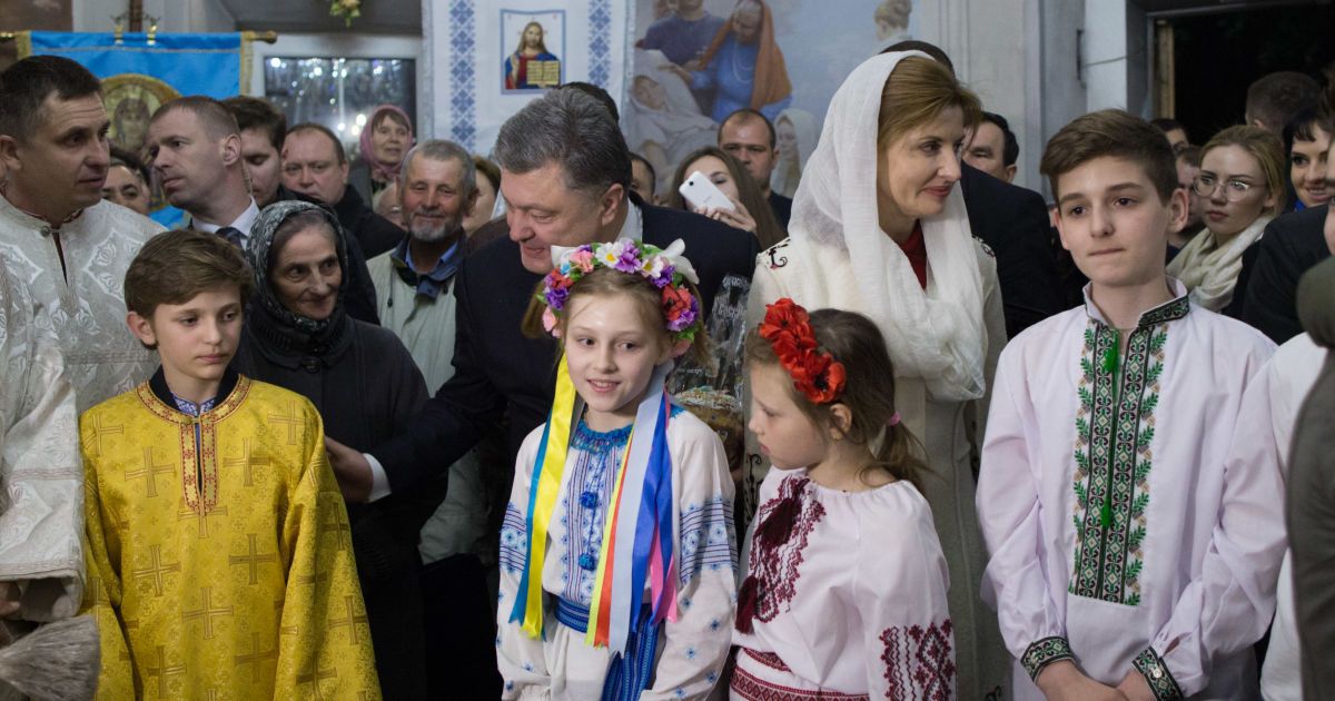 Порошенко із дружиною на великодній службі _8 / © Сайт президента Украины