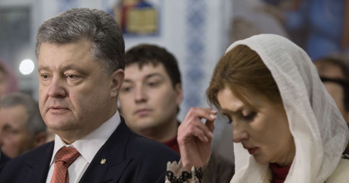 Порошенко із дружиною на великодній службі _10 / © Сайт президента Украины