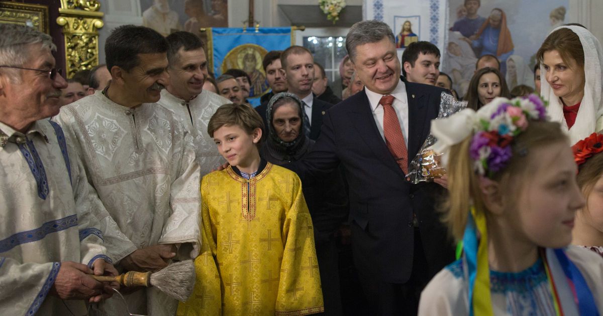 Порошенко із дружиною на великодній службі _12 / © Сайт президента Украины