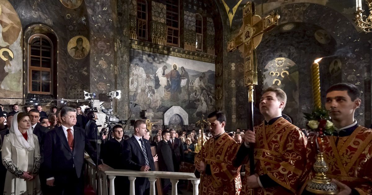 Порошенко із дружиною на великодній службі _4 / © Сайт президента Украины