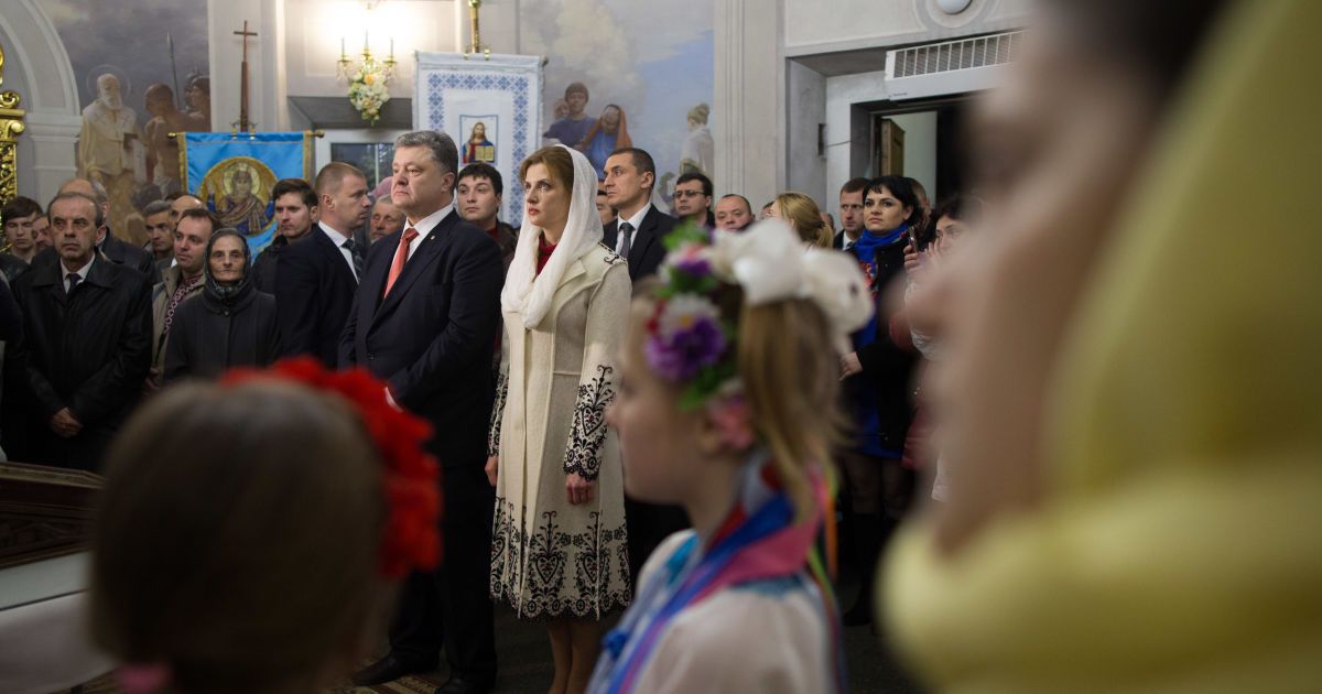 Порошенко із дружиною на великодній службі _9 / © Сайт президента Украины