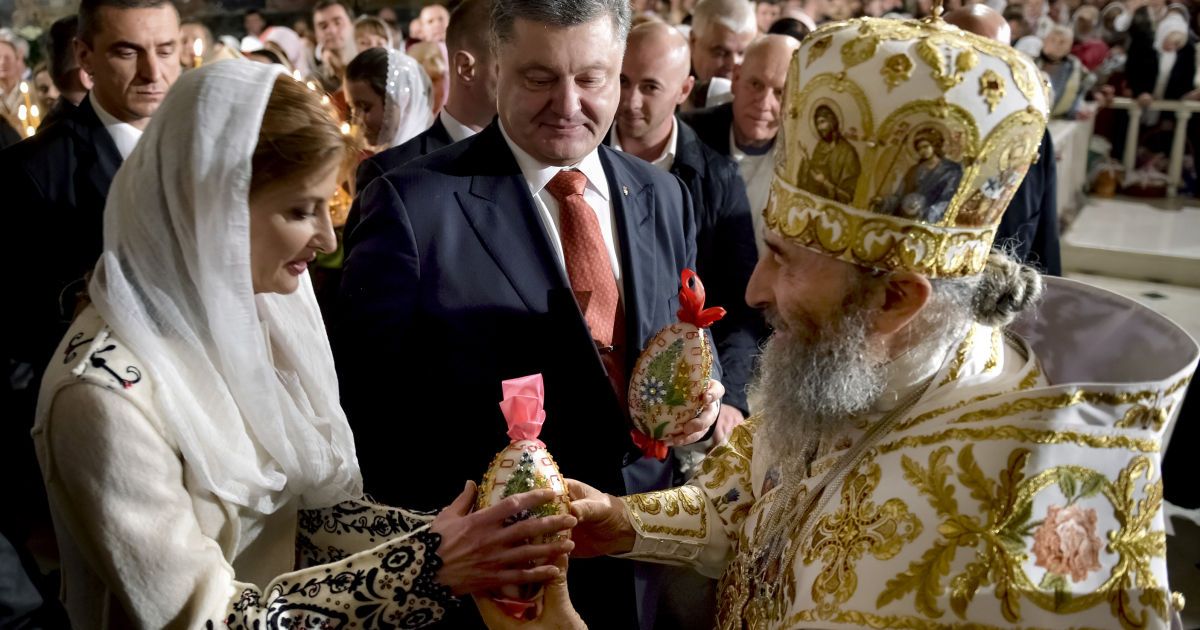 Порошенко із дружиною на великодній службі _1 / © Сайт президента Украины