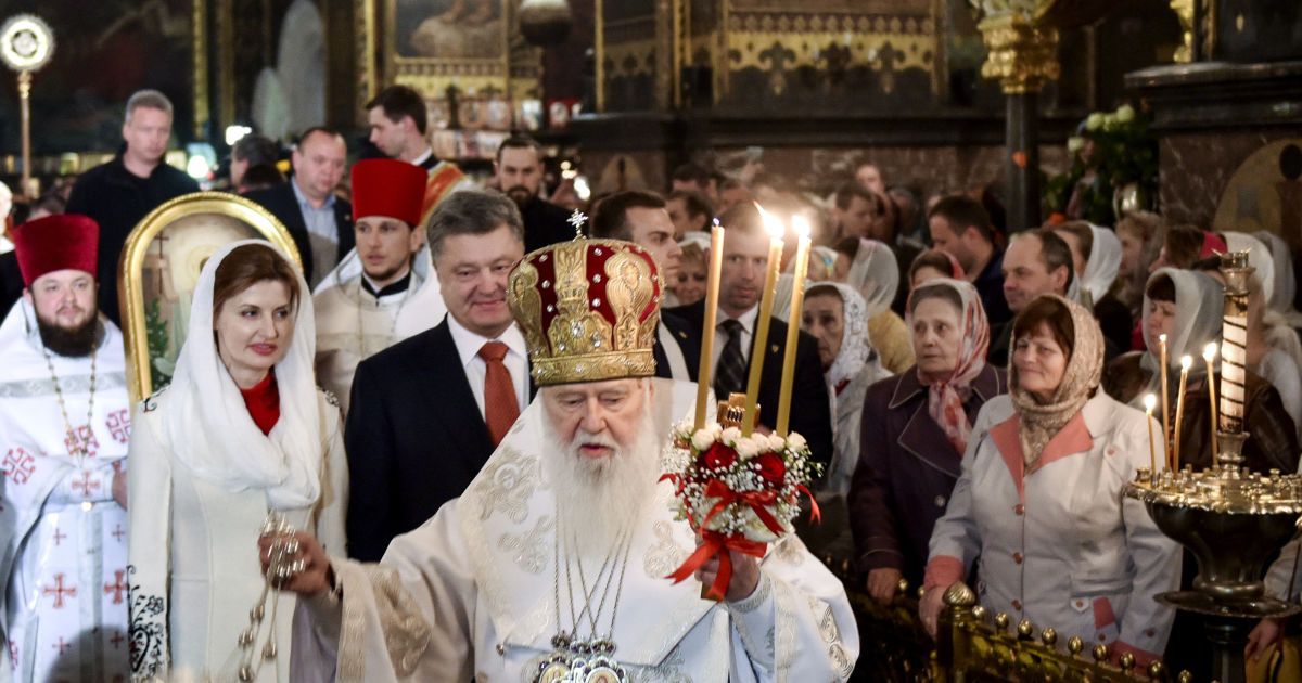 Порошенко із дружиною на великодній службі _3 / © Сайт президента Украины
