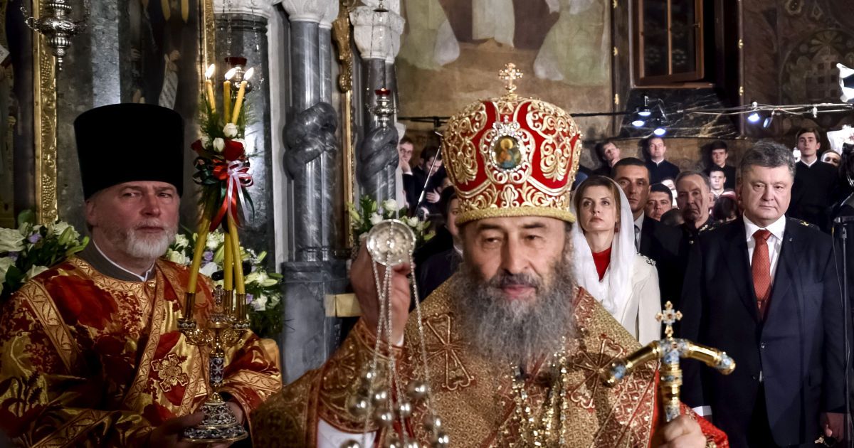 Порошенко із дружиною на великодній службі _2 / © Сайт президента Украины