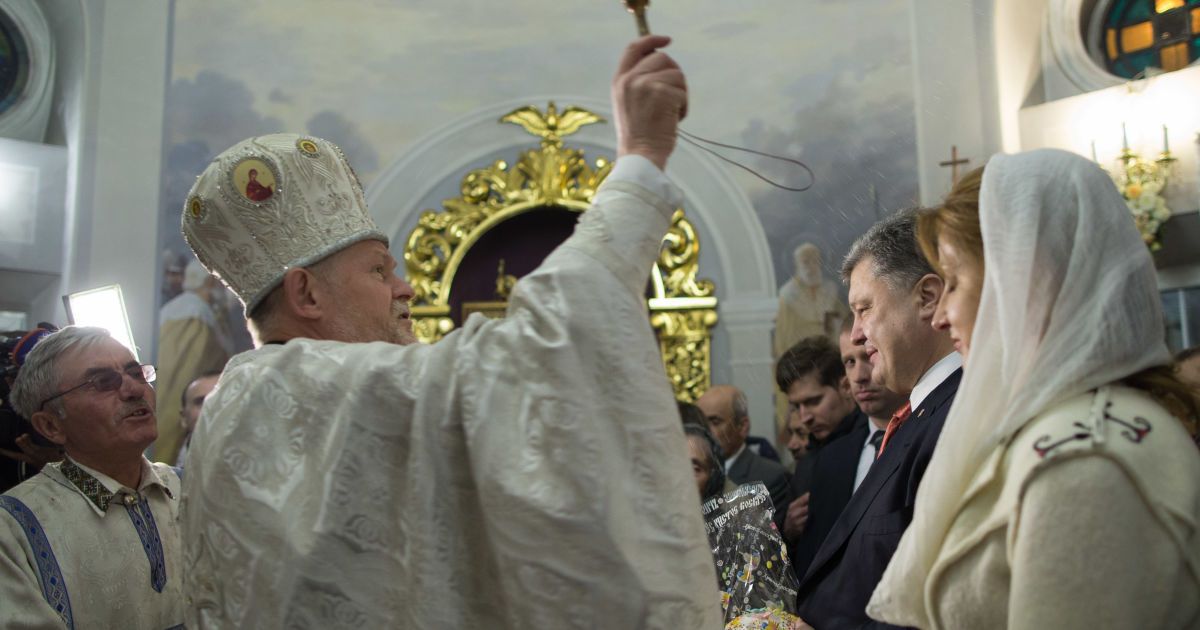 Порошенко із дружиною на великодній службі _11 / © Сайт президента Украины