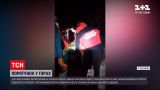 Новости Буковины: спасатели несли на носилках мужчину, потерявшего сознание на перевале Нимчич