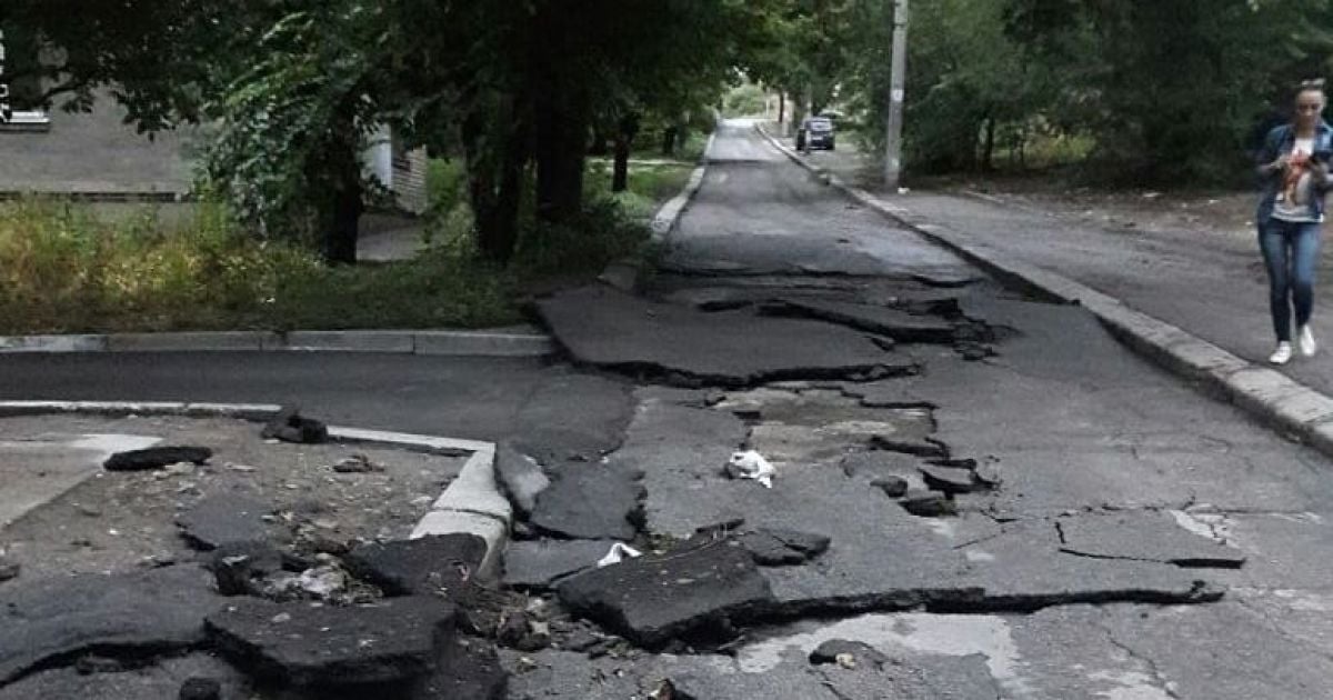 З вулиць Запоріжжя із дощем поплив і новий асфальт