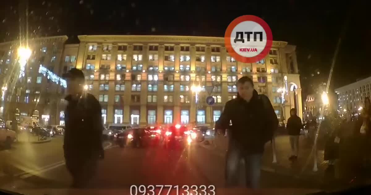 Водій зняв, як пішохід гамселив його авто на переході у Києві