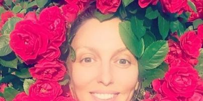 Оля Полякова без макияжа позировала в кусте роз