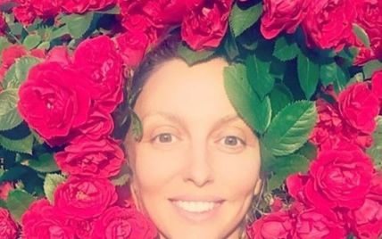 Оля Полякова без макияжа позировала в кусте роз