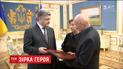 Порошенко вручив "Зірку Героя" батькам загиблого від кулі снайпера Василя Сліпака