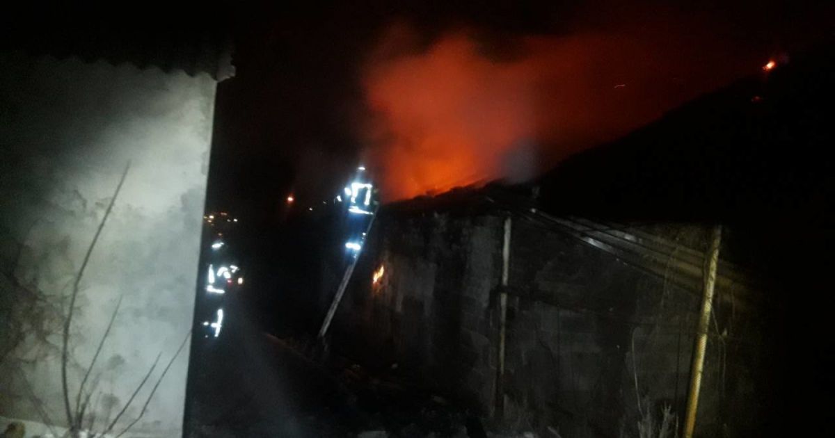 Пожежа у військовій комендатурі Маріуполь_1 / © 0629.com.ua