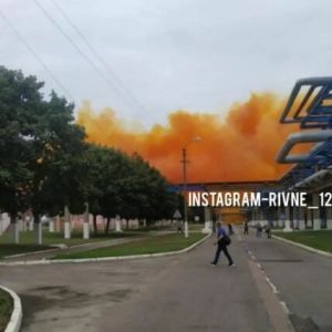 Помаранчевий дим та екологічна небезпека: з'явилися подробиці аварії на заводі під Рівним (відео)