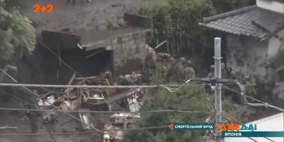 Масштабний зсув ґрунту в Японії: потрощені будинки, перекинуті машини та по пояс багнюки на вулицях