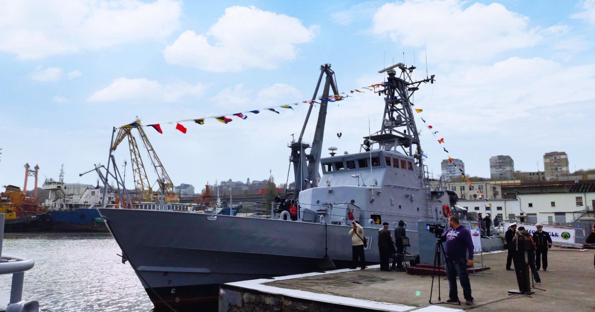 Военно-морским силам передали патрульные катера и судно