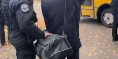 Правоохоронці затримали "тітушок", які вдерлися до гуртожитку у Києві