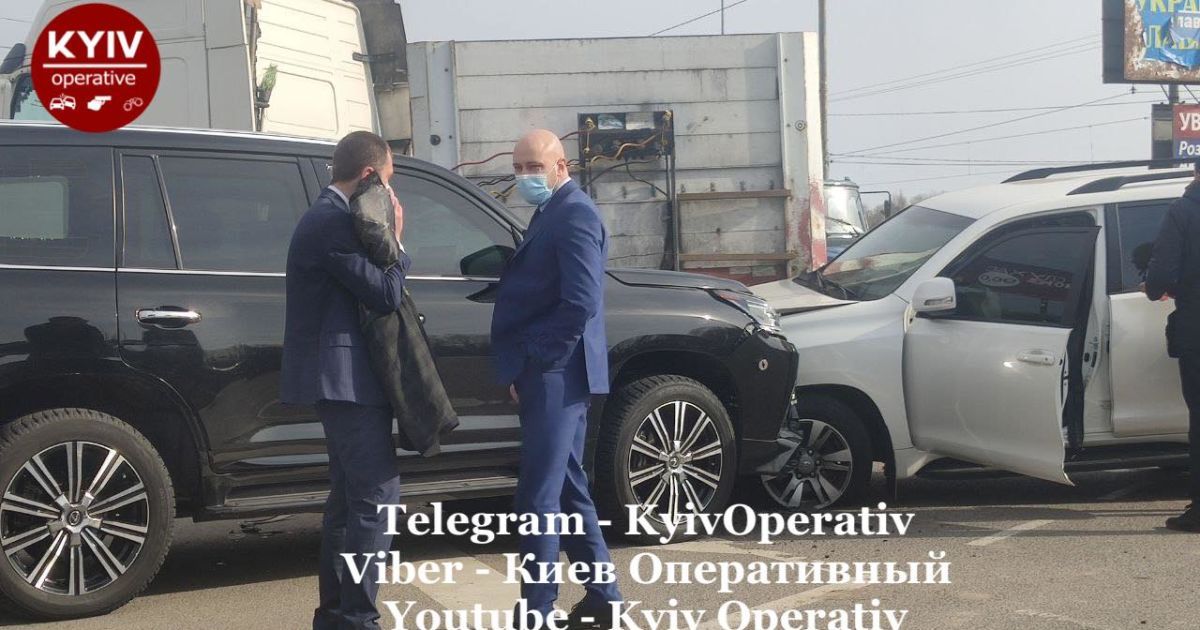 У Києві на Дніпровському шосе сталася масштабна аварія