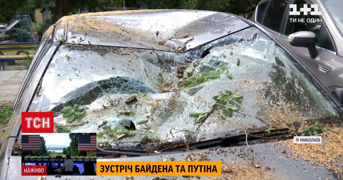 Погода в Украине: в Николаеве машины по дверцы были в воде, а Днепром пронесся мощный ураган