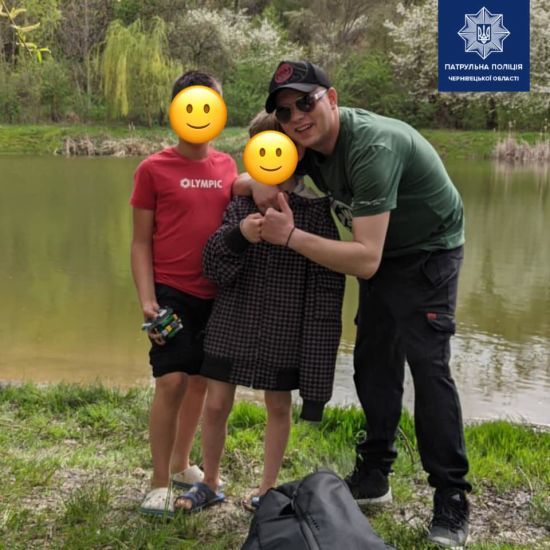 Поліз за взуттям: у Чернівецькій області патрульний врятував 8-річного хлопчика, який тонув (фото)