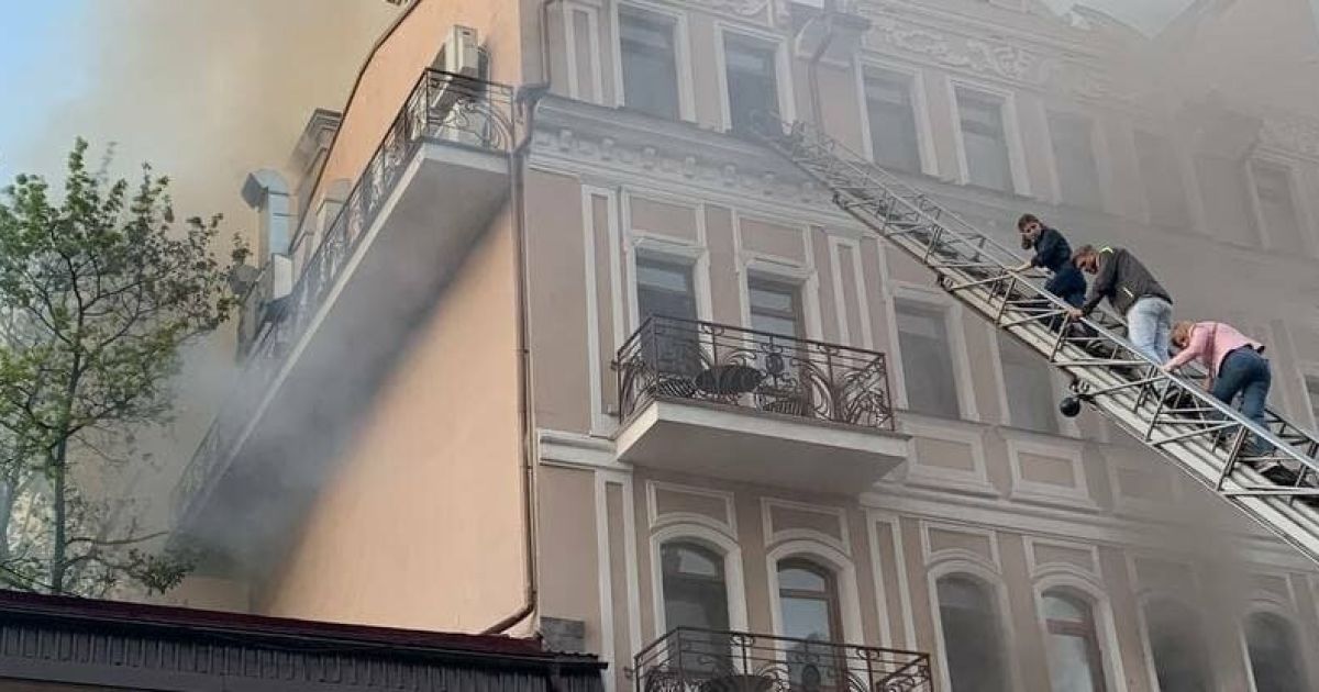 В Одесі сталася пожежа у ресторані: вогонь перекинувся на будівлю (фото, відео)