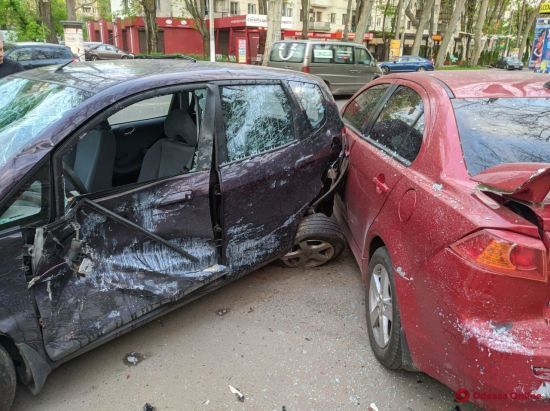Пропустив пішохода і потрапив у ДТП: в Одесі під час зіткнення авто постраждали двоє осіб (фото)