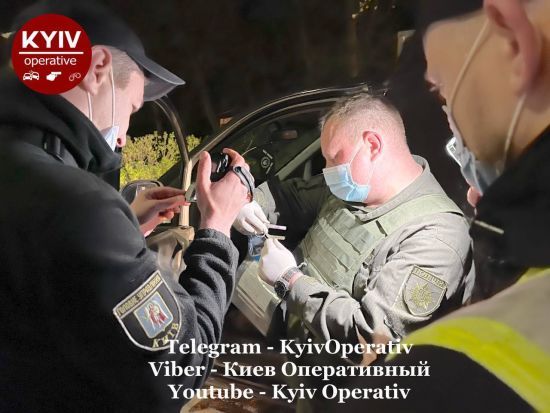 У Києві затримали нетверезого водія без прав: у салоні його авто була граната (фото)