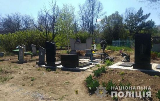 Заклали саморобну вибухівку: у поліції розповіли подробиці загибелі чоловіка на кладовищі в Донецькій області