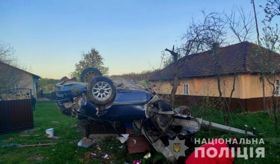 Авто протаранило паркан та перекинулось: у Чернівецькій області в смертельній ДТП загинув 29-річний чоловік