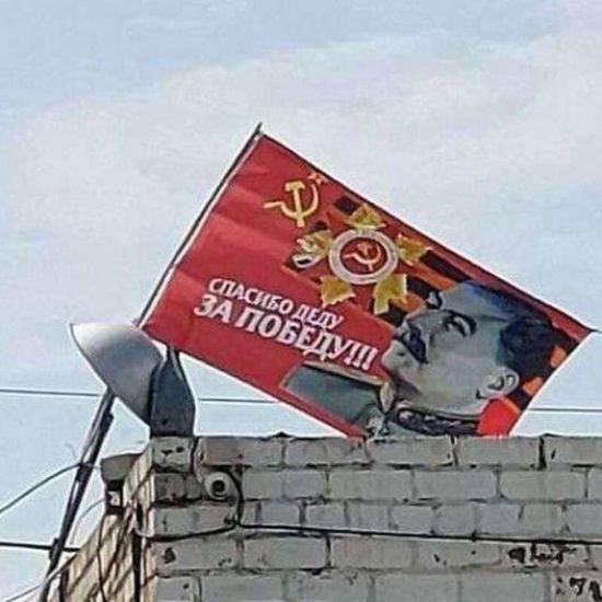 У Дніпрі невідомі вивісили величезний прапор зі Сталіним